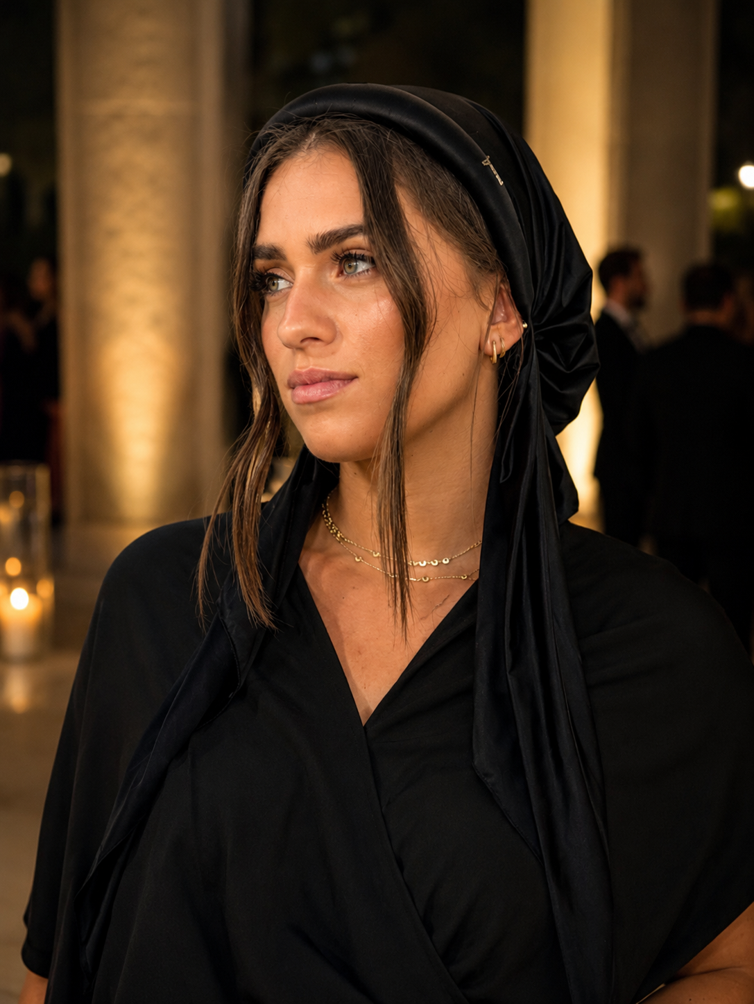 Foulard ANNIE Black Intense porté lors d'une cérémonie